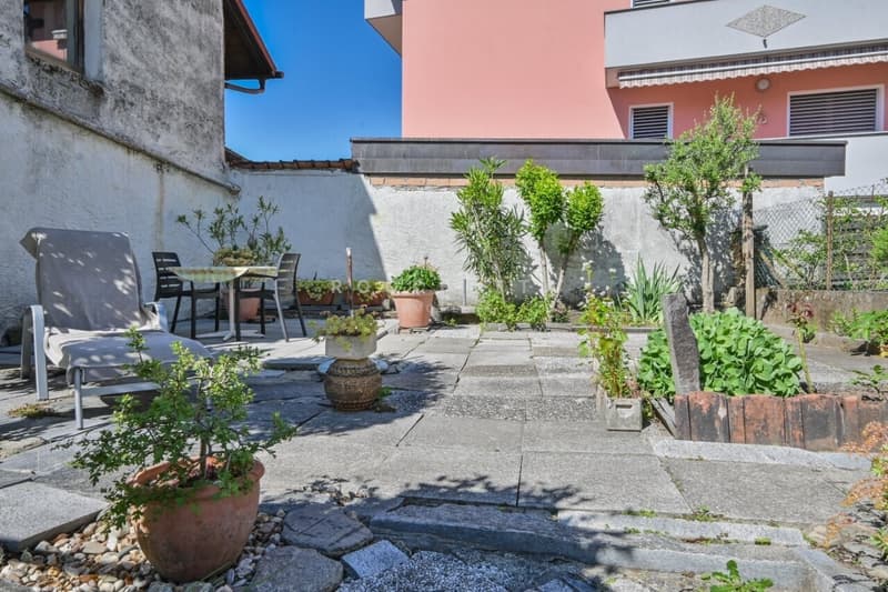 Grande e curata casa ticinese storica con splendido spazio esterno (3)