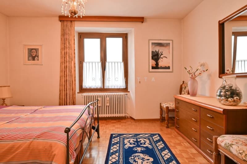 Grande e curata casa ticinese storica con splendido spazio esterno (13)