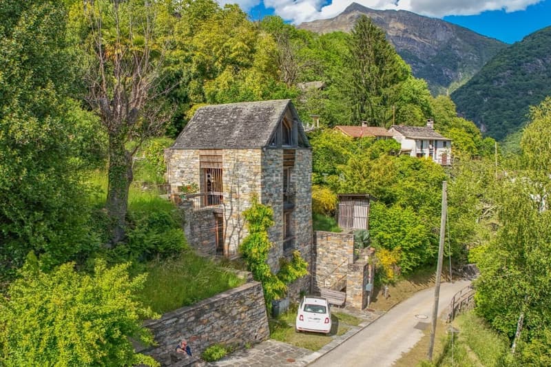 Capolavoro architettonico con fascino ticinese e vista lago (10)