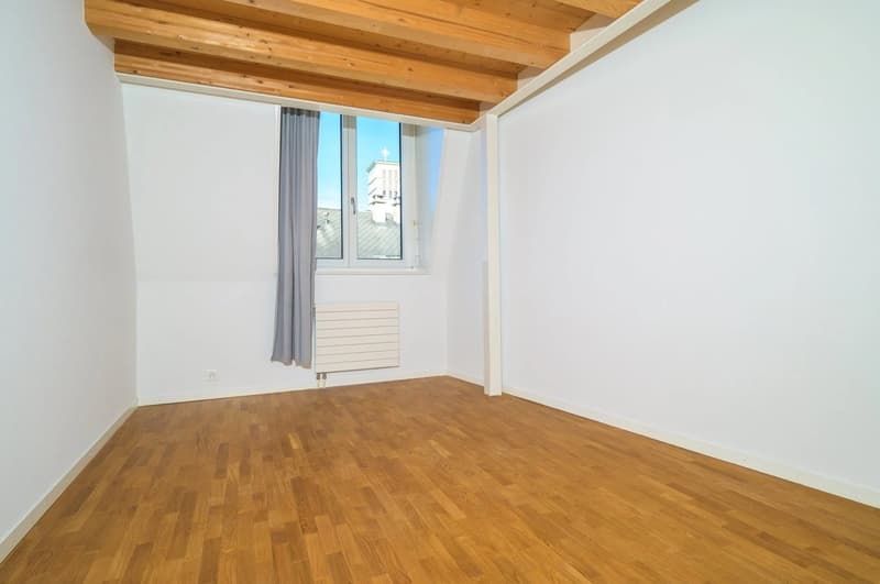 empty room, wooden floor, white walls, window with curtain, radiator