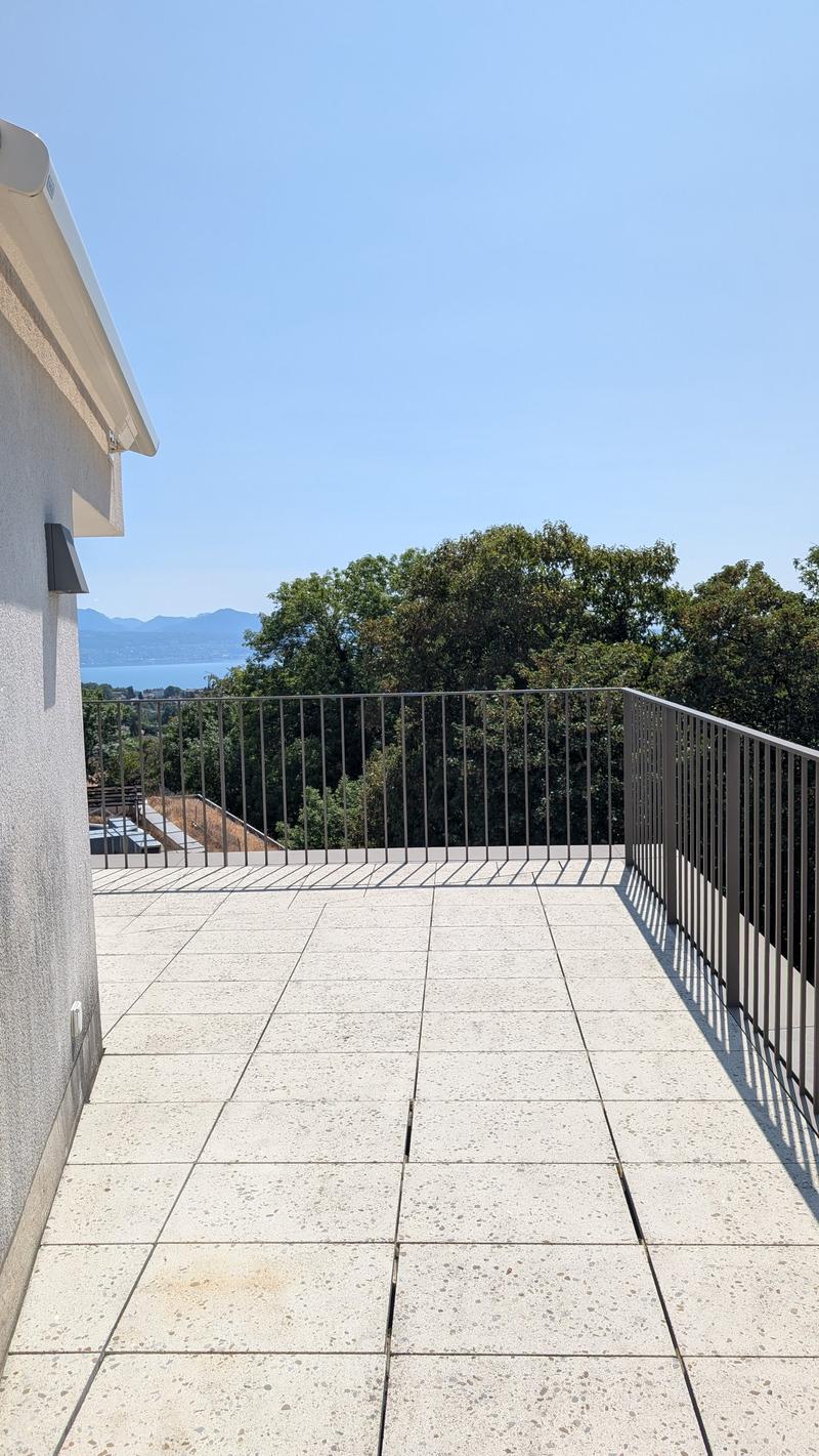 Lumineux appartement de 4 pièces avec balcon vue lac et montagnes (6)