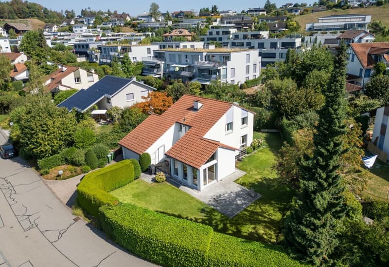 Freistehendes Einfamilienhaus mit sonnigen Aussenflächen und viel Privatsphäre (1)