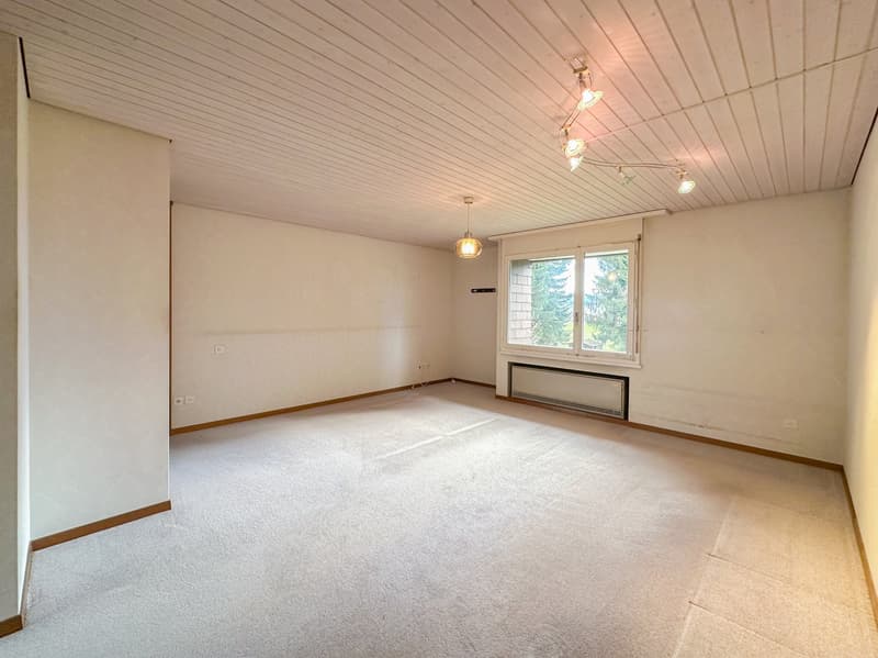 empty room, white carpet, wooden ceiling, 1 window, 1 heating vent, 3 ceiling lights