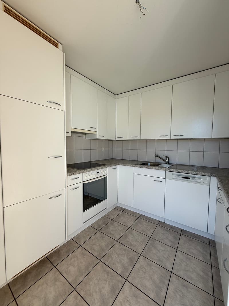 Grosszügige, helle Wohnung im 5. Stock, direkt beim Bahnhof, mit Garage (4)
