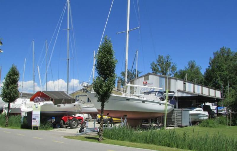 Chantier naval multidisiplinaire, grande place pour hivernage et accès direct au port de Chevroux