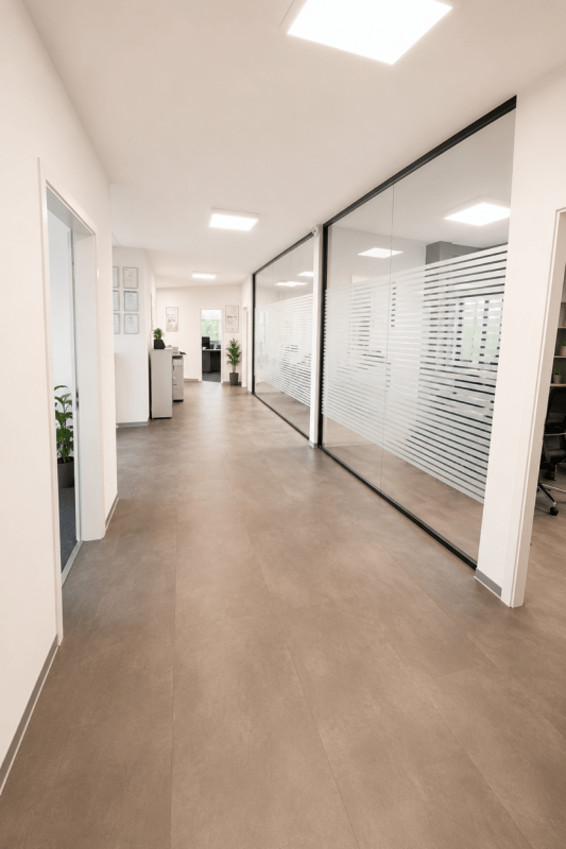 A. Bureau avec vitrine - 14 m² - Rte des Arsenaux (2)