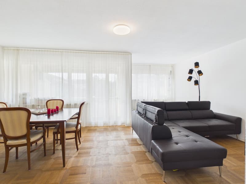 Helle 3.5-Zimmer-Wohnung mit Balkon in Schwerzenbach (2)