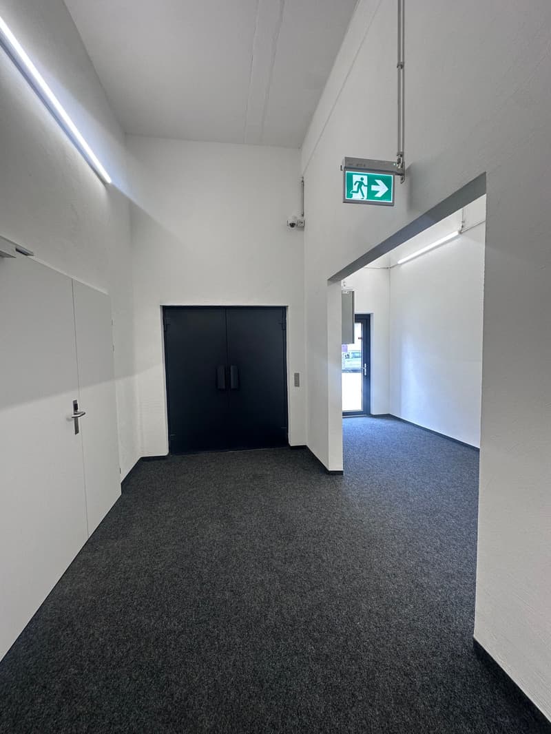 Diverse Lagerflächen mit Belüftung, Stromanschluss und Toiletten (9)