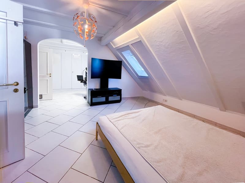 Schlafzimmer mit grosser Ankleide