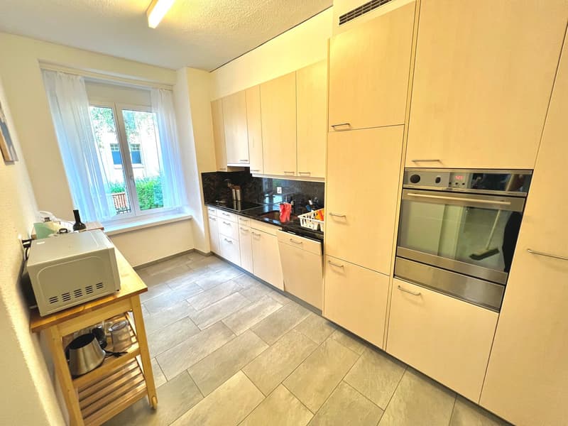 Grosses Zimmer ruhig gelegen mit gutem ÖV Anschluss =) (4)