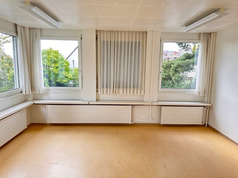 empty room, 3 windows, ceiling lights, white radiators