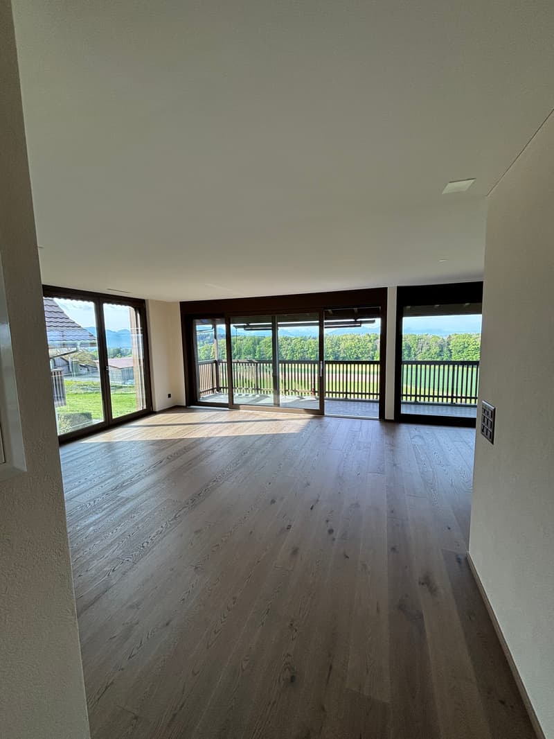 Grosszügige 3.5 Zimmer-Wohnung mit wundervoller Aussicht auf das Bergpanorama (2)