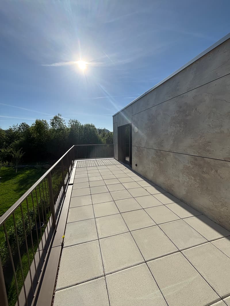 ERSTVERMIETUNG 3.5 Zimmer-Attika-Wohnung mit zwei Terrassen und Blick in die Natur (2)