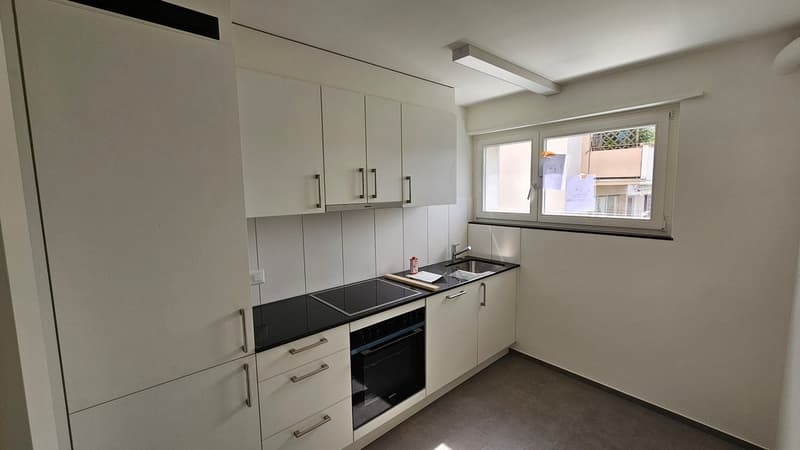 Helle frisch renovierte 2.5-Zi-Wohnung mit Balkon Grenze Basel (2)