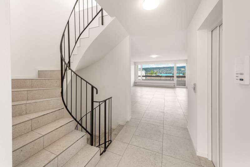 Wohnzimmer mit Balkon zum See