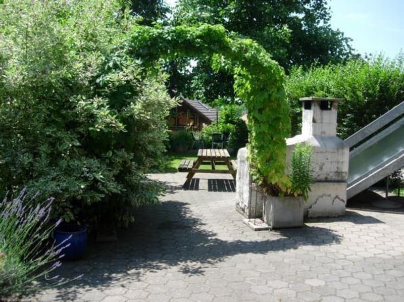 Charmante 4.5-Zimmer-Wohnung mit Kamin und Garten in Detligen (9)