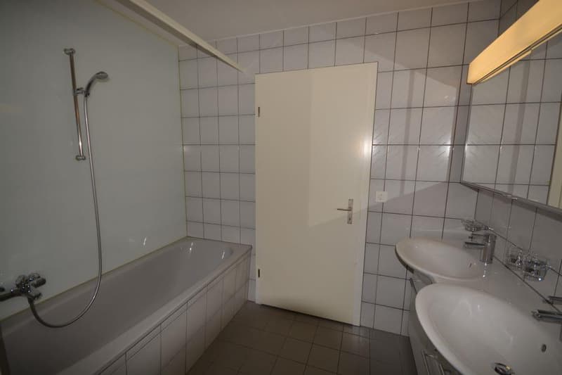 Charmante 4.5-Zimmer-Wohnung mit Kamin und Garten in Detligen (6)