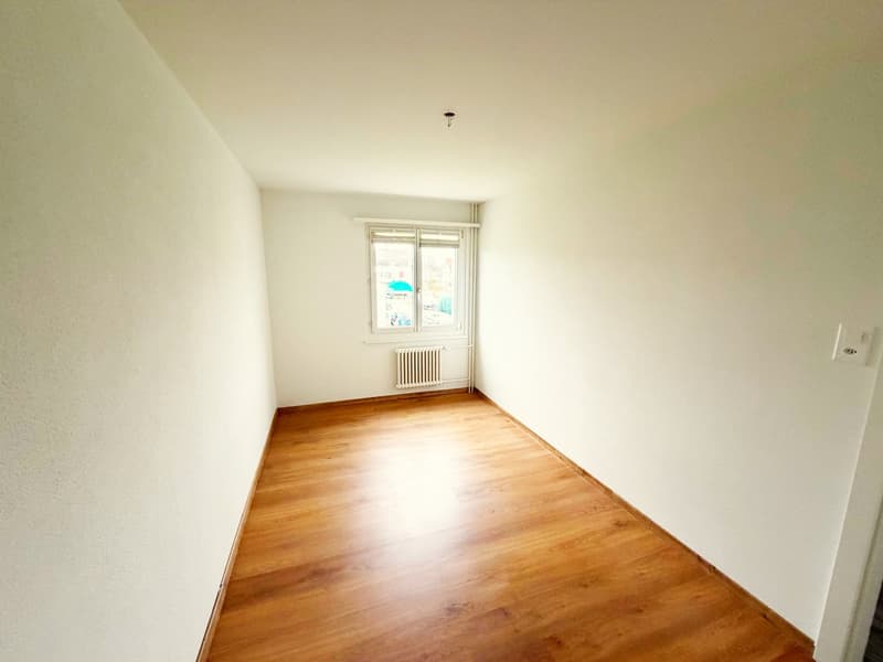 empty room, wooden floor, white walls, window, radiator