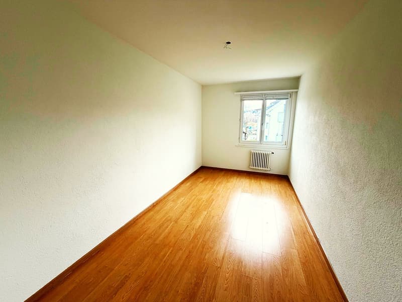 empty room, wooden floor, white walls, window, radiator
