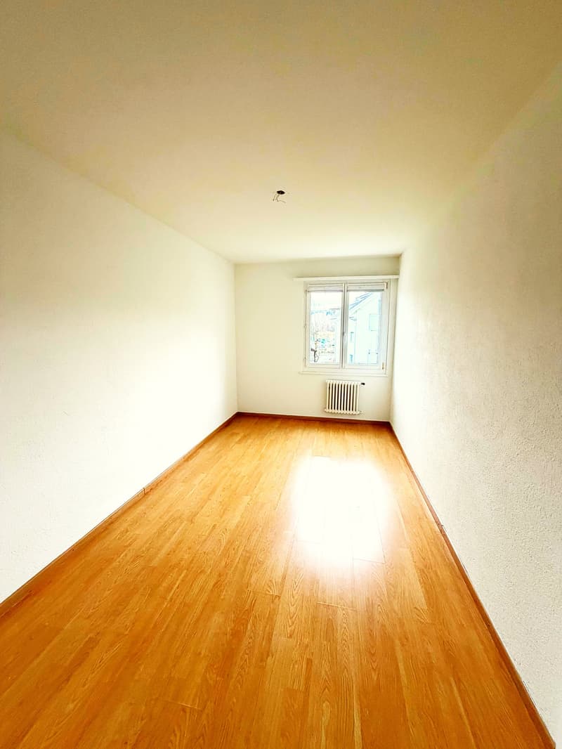 empty room, wooden floor, white walls, window, radiator
