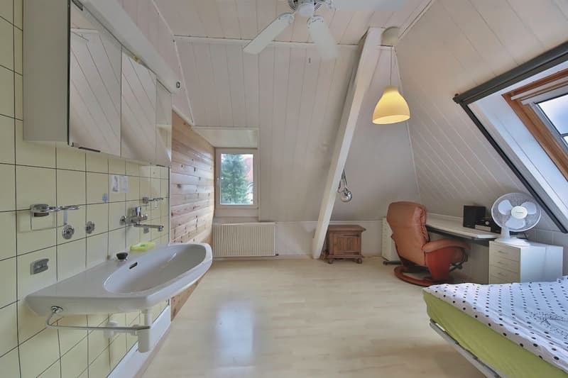 Chambre étage avec lavabo