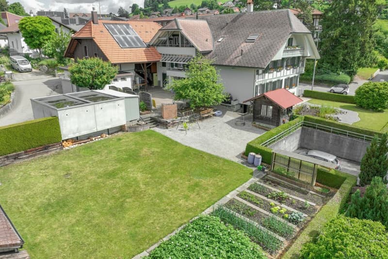 Historisches Berner Bauernhaus mit vier Wohnungen und Gewerbe (2)