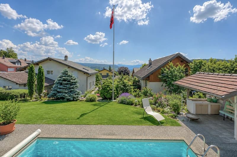Lage, Grösse, Potenzial: attraktives Familienzuhause mit Pool und Bergsicht (15)