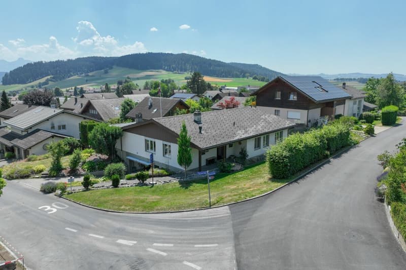 Lage, Grösse, Potenzial: attraktives Familienzuhause mit Pool und Bergsicht (3)