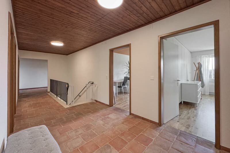 Lage, Grösse, Potenzial: attraktives Familienzuhause mit Pool und Bergsicht (10)