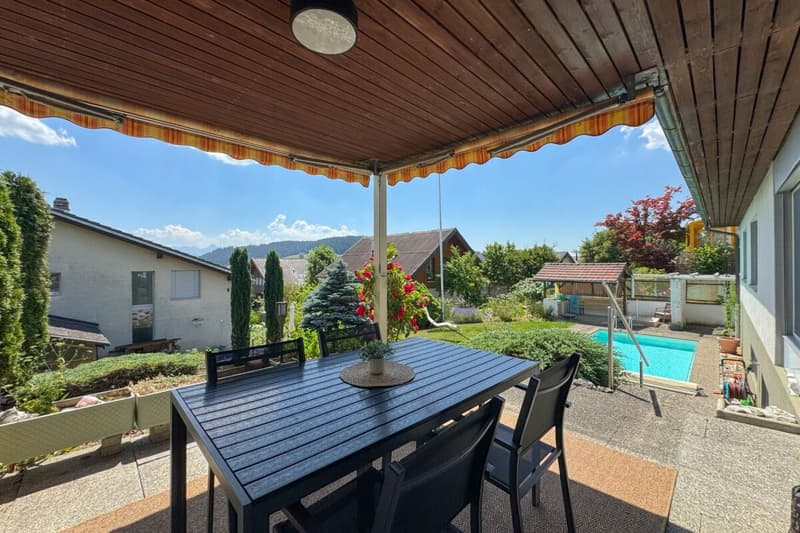 Lage, Grösse, Potenzial: attraktives Familienzuhause mit Pool und Bergsicht (5)