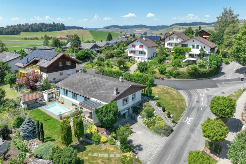 Lage, Grösse, Potenzial: attraktives Familienzuhause mit Pool und Bergsicht (1)