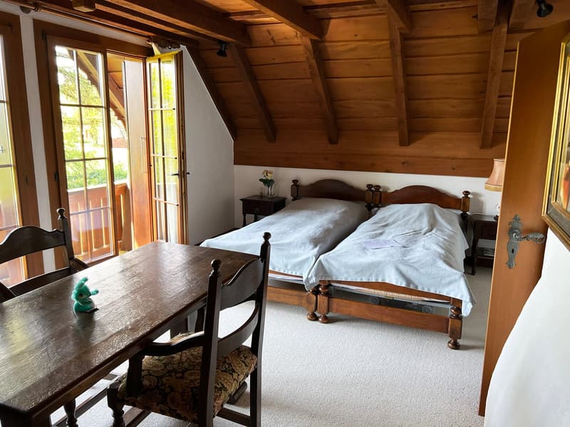 Grosszügiges Zimmer mit Balkon im Obergeschoss
