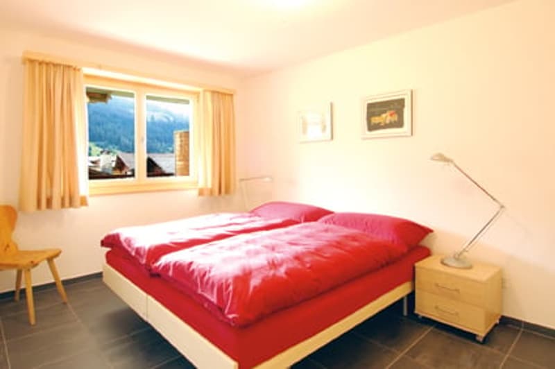 Charmante 2.5-Zimmer-Zweit-Wohnung am Sonnenhang in Klosters (2)