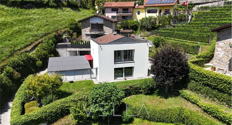 Moderna casa unifamiliare con portico (1)
