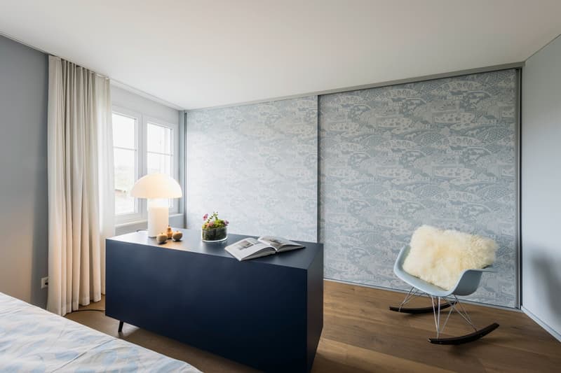 Helles Schlafzimmer mit grossem Einbauschrank