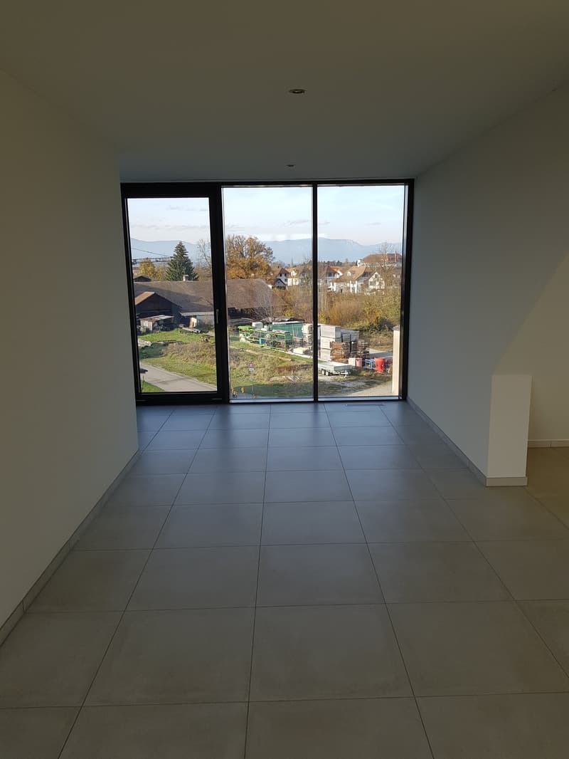 empty room, large windows, tiled floor, view of the outside