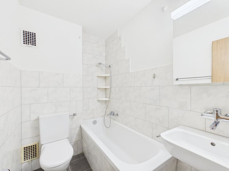Erstbezug nach Sanierung: Helle 2.5-Zimmer-Wohnung mit Balkon (5)