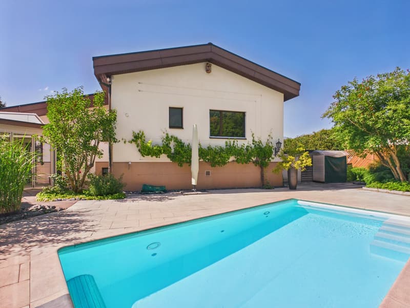 Exklusives 7.5-Zimmer-Einfamilienhaus mit Pool, Wintergarten und viel Privatsphäre in Arch BE (22)