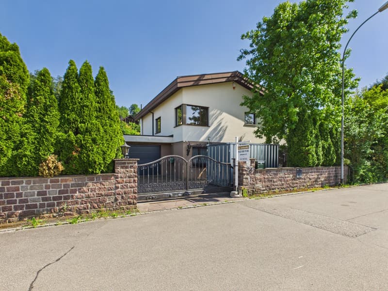 Exklusives 7.5-Zimmer-Einfamilienhaus mit Pool, Wintergarten und viel Privatsphäre in Arch BE (23)
