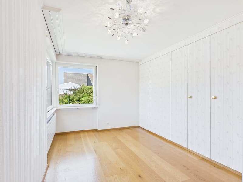Exklusives 7.5-Zimmer-Einfamilienhaus mit Pool, Wintergarten und viel Privatsphäre in Arch BE (9)