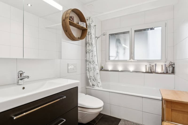 Salle d'eau moderne avec finitions soignées.