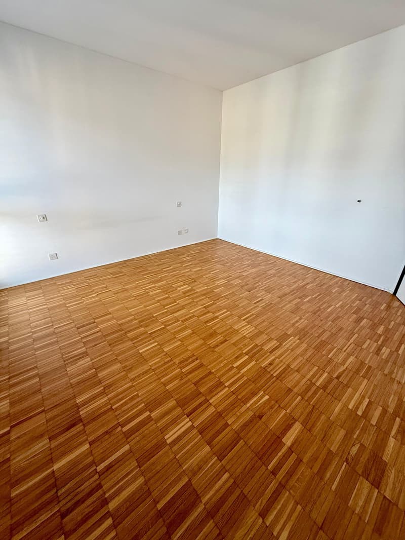 empty room, wooden floor, white walls, power outlets