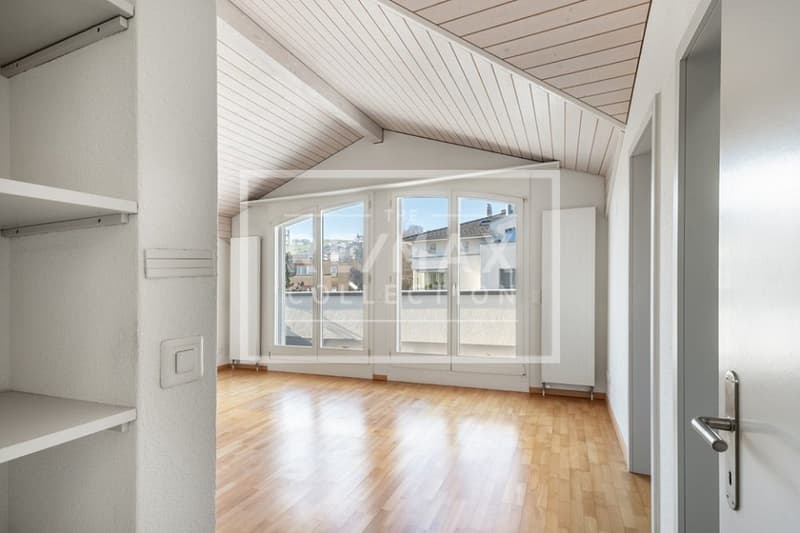 Una casa sopra i tetti di Küssnacht, vivere come in una casa unifamiliare con balconi panoramici (10)