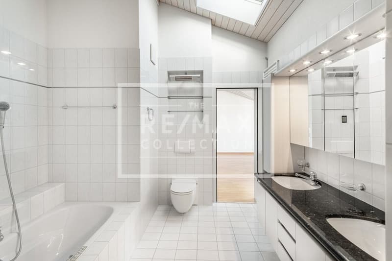 Una casa sopra i tetti di Küssnacht, vivere come in una casa unifamiliare con balconi panoramici (13)