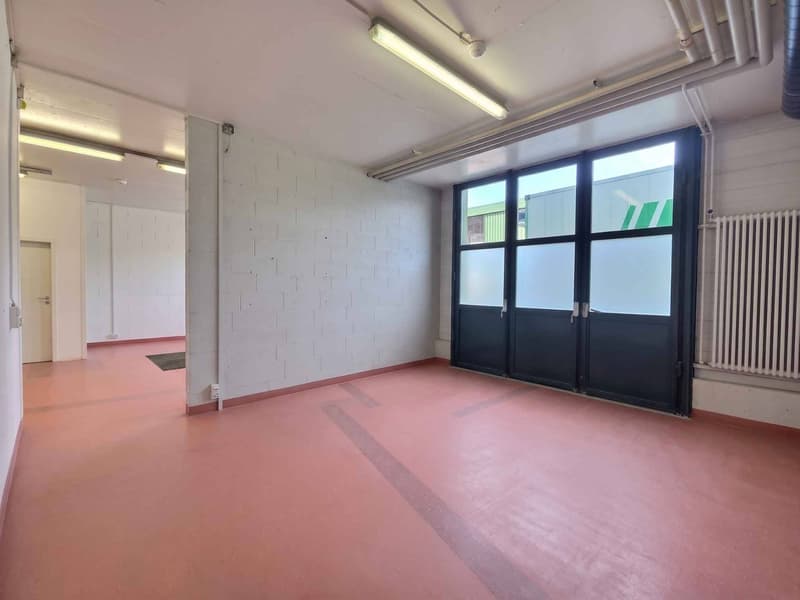 Surface commerciale / artisanale d'env. 243 m2 (3)