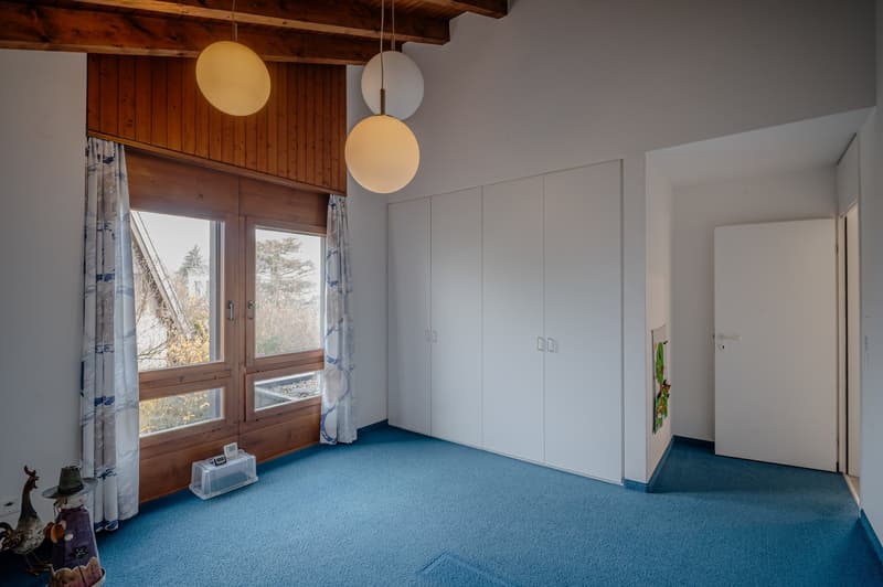 empty room, blue carpet, large windows, wooden ceiling, white wardrobes, hanging lamps