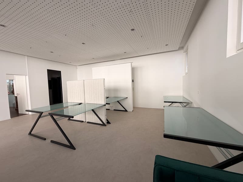 Repräsentatives Ladenlokal / Büro an attraktiver Lage bei der Glasi Hergiswil (2)