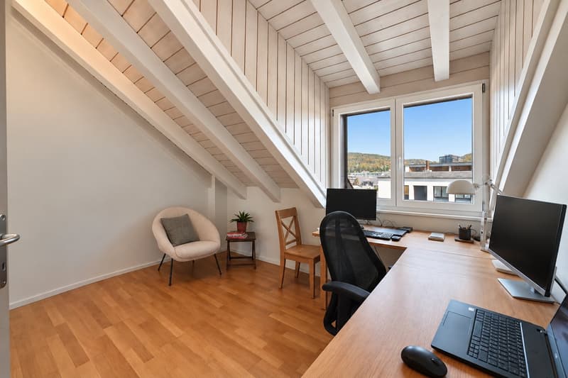 Grosszügige 100 m² Dachgeschosswohnung mit schöner Aussicht, Dachterrasse & privatem Parkplatz (9)