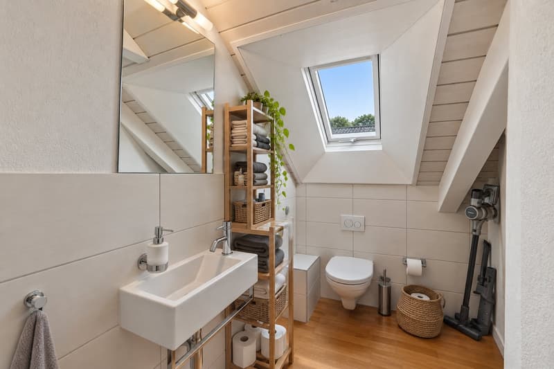 Grosszügige 100 m² Dachgeschosswohnung mit schöner Aussicht, Dachterrasse & privatem Parkplatz (6)