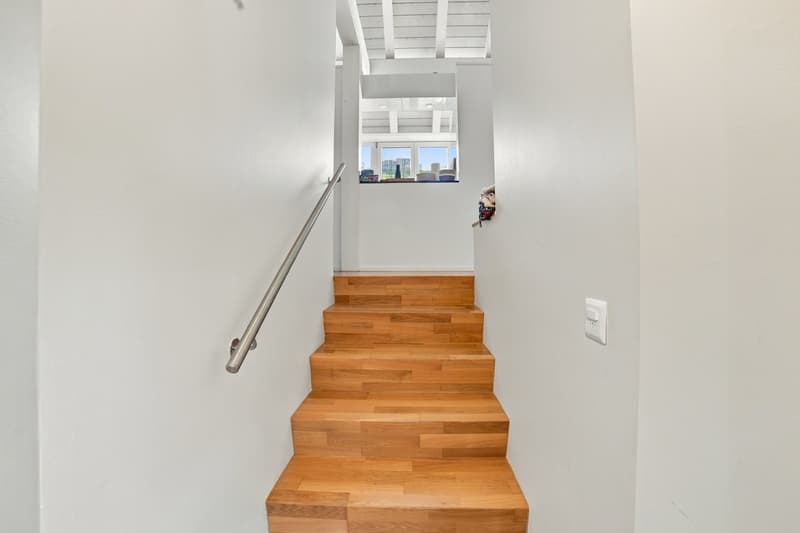 Grosszügige 100 m² Dachgeschosswohnung mit schöner Aussicht, Dachterrasse & privatem Parkplatz (10)